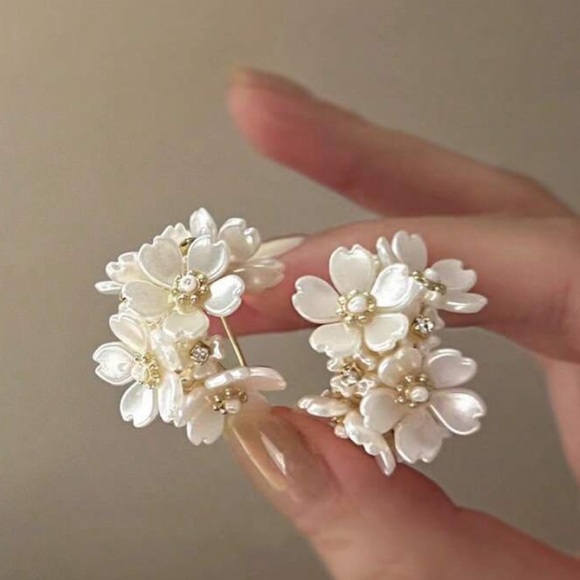 Jewelry - Chic Floral Gold and White Earrings